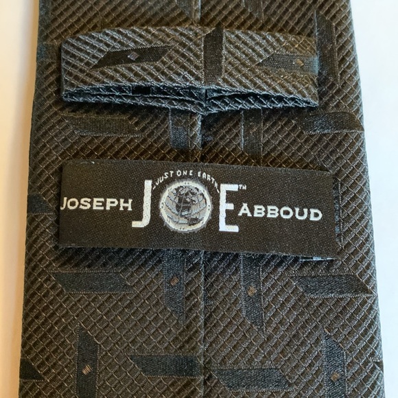 Joseph Abboud - two tone black hatch patterned 100% silk tie. - Picture 5 of 8